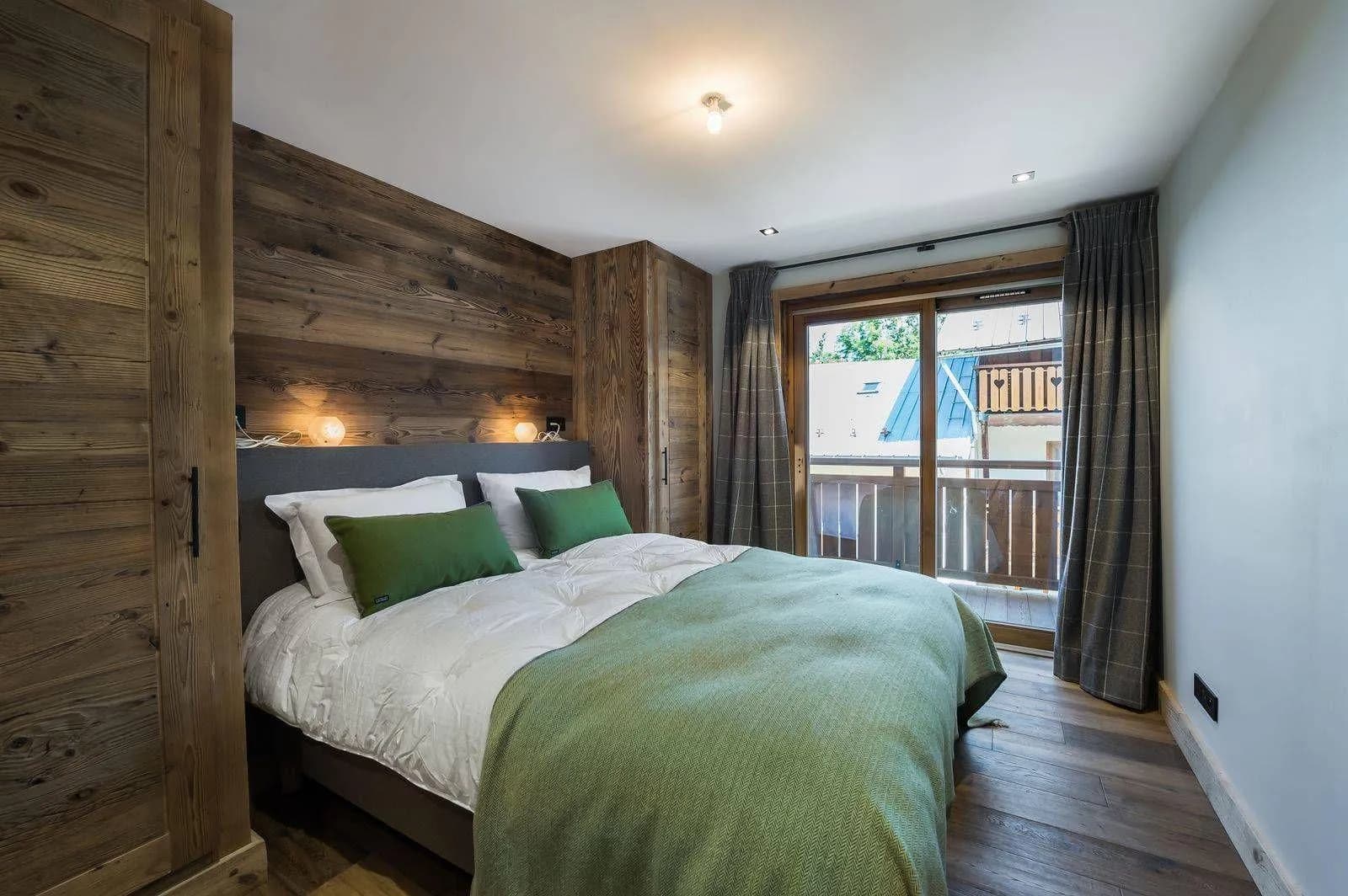 Double bedroom with balcony doors