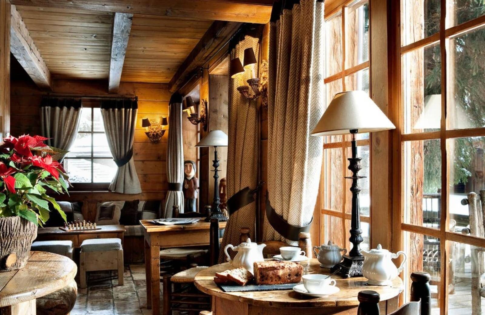 Lounge area with breakfast table and built-in bench seating