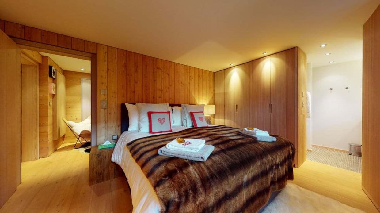 Guest bedroom with king bed and built-in floor-to-ceiling closets