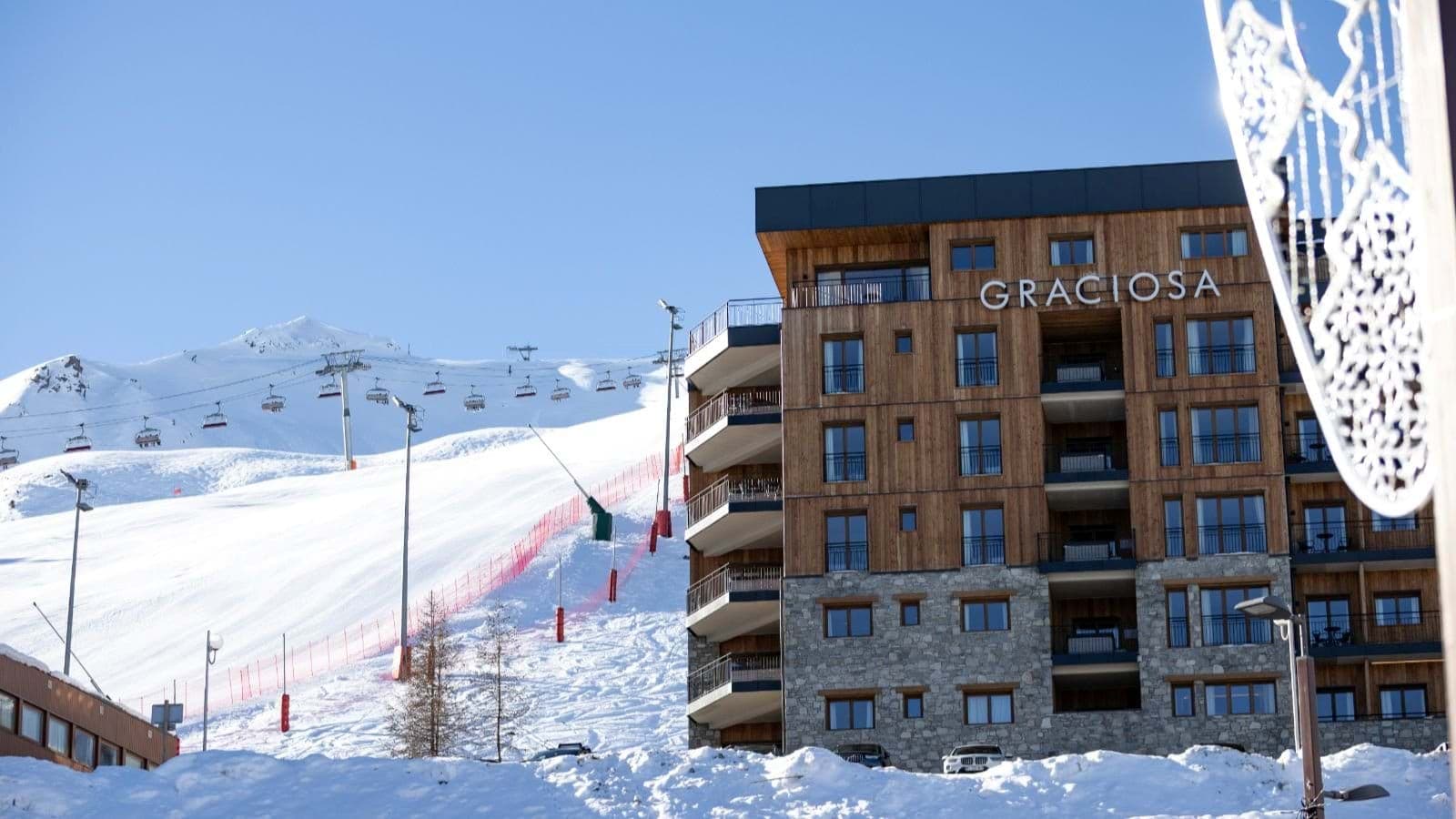 Ski-in/ski-out residence Graciosa located directly on the mountain slopes