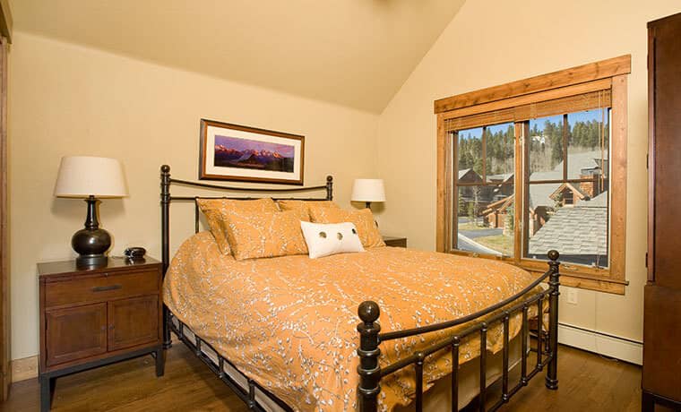 Guest bedroom with queen bed and vaulted ceilings
