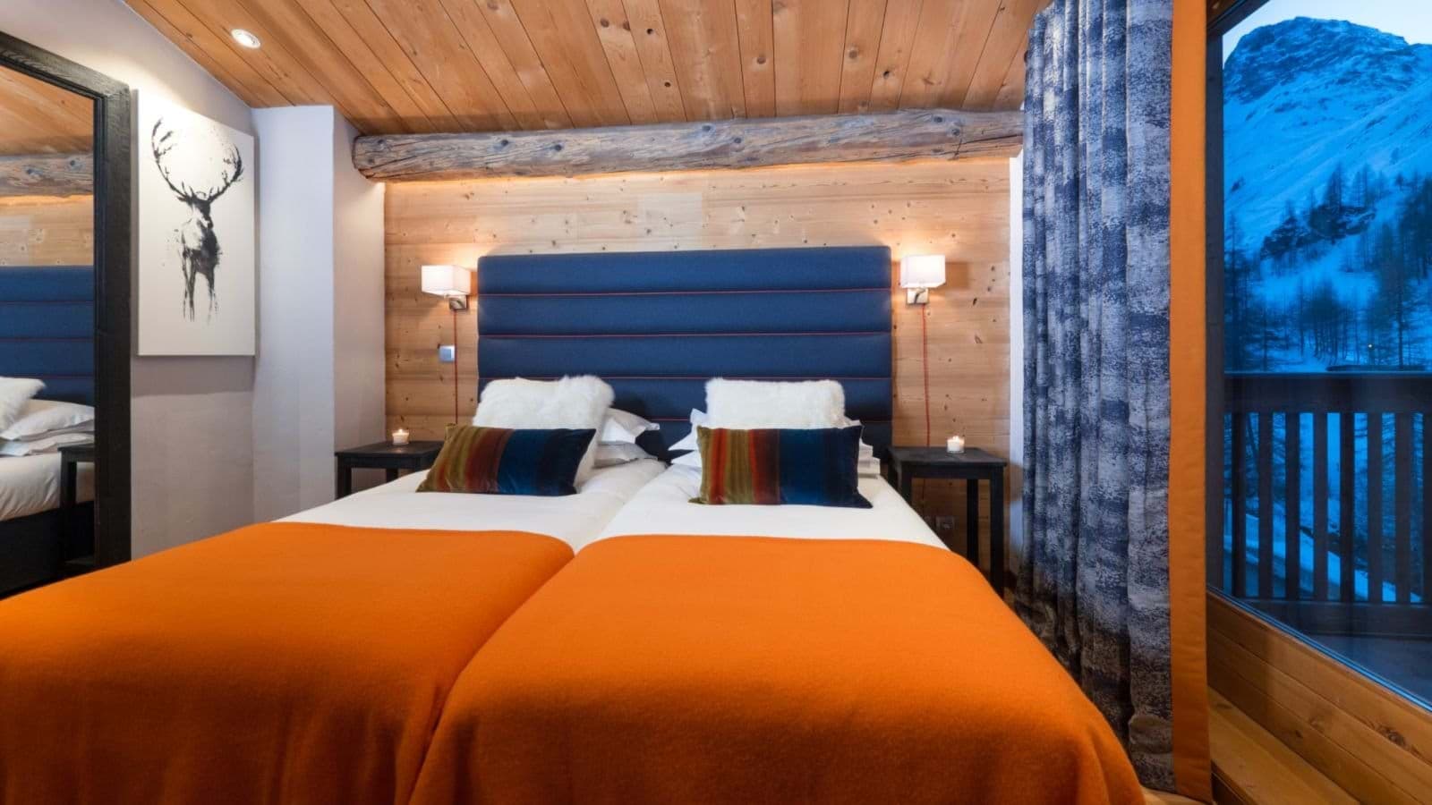 Bedroom with twin-to-king beds and mountain views