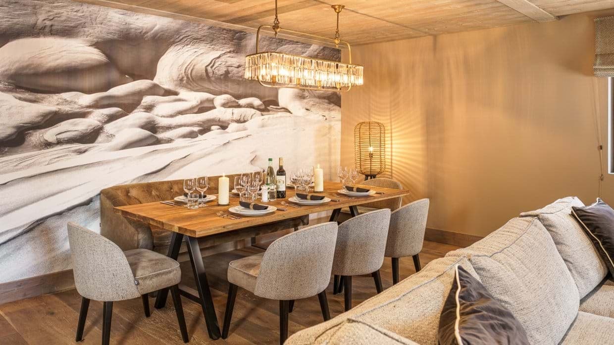 Dining area with seating for 8 and integrated banquet bench