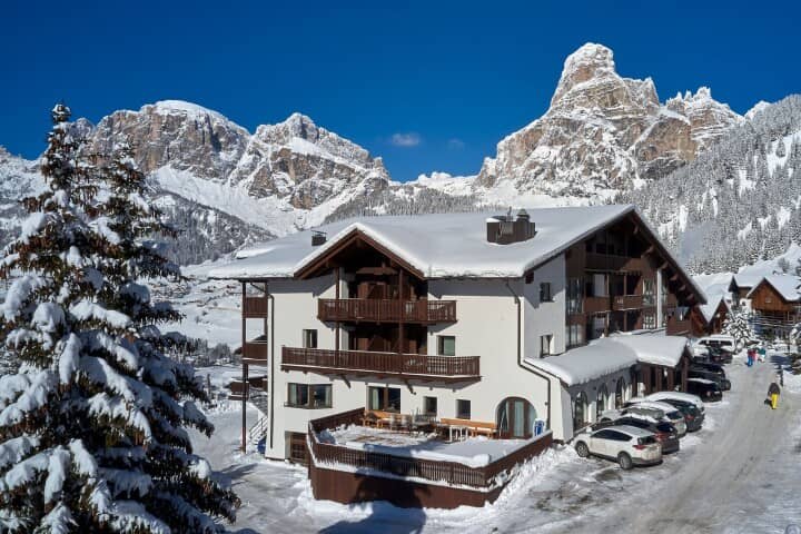 Mountain lodge with private balconies and onsite guest parking