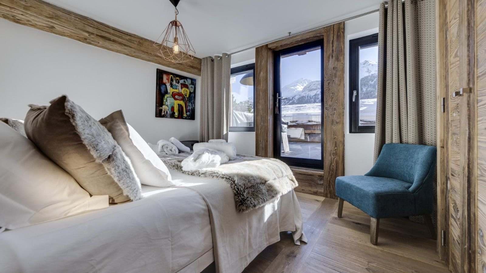 Guest bedroom with balcony access and mountain views