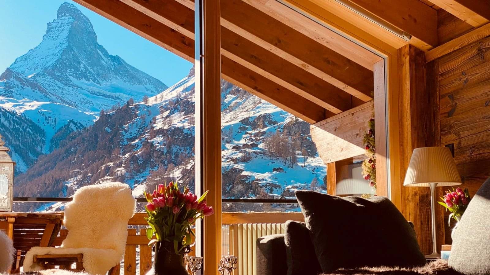 Living area with floor-to-ceiling windows and direct Matterhorn views