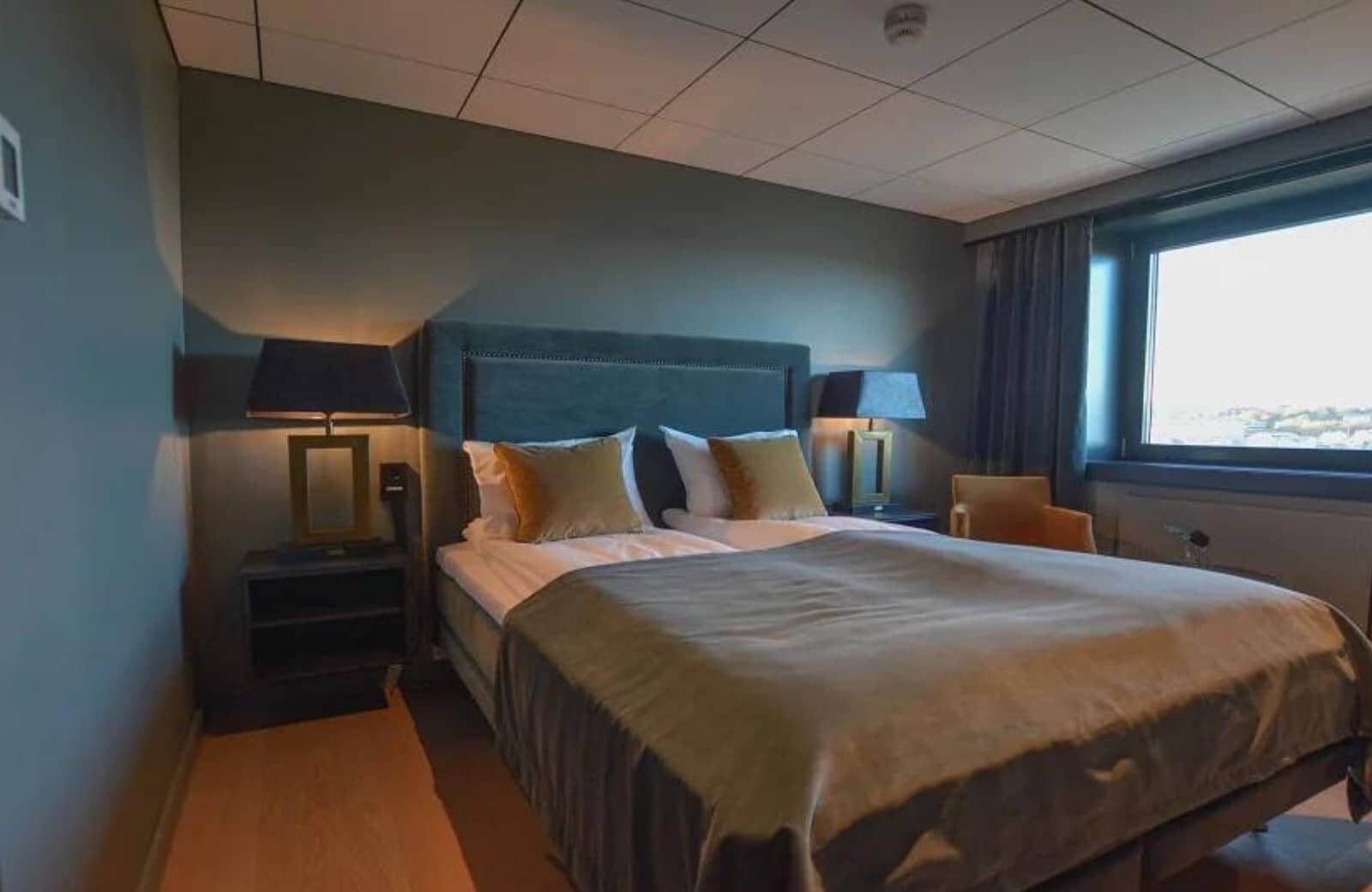 Guest bedroom with two twin mattresses joined as a king