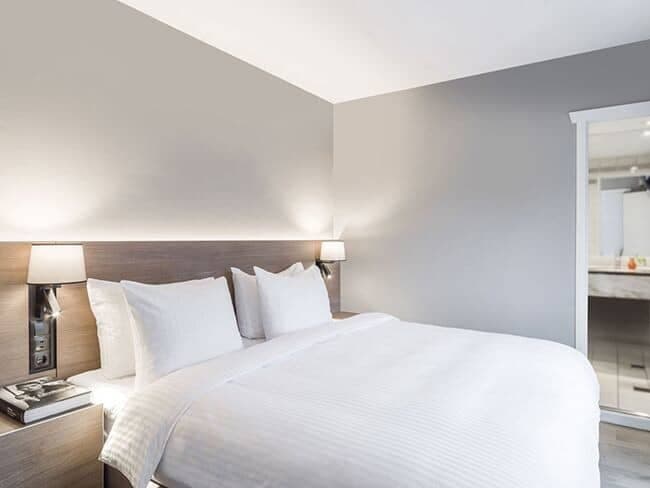 Guest bedroom with queen bed and ensuite bathroom access