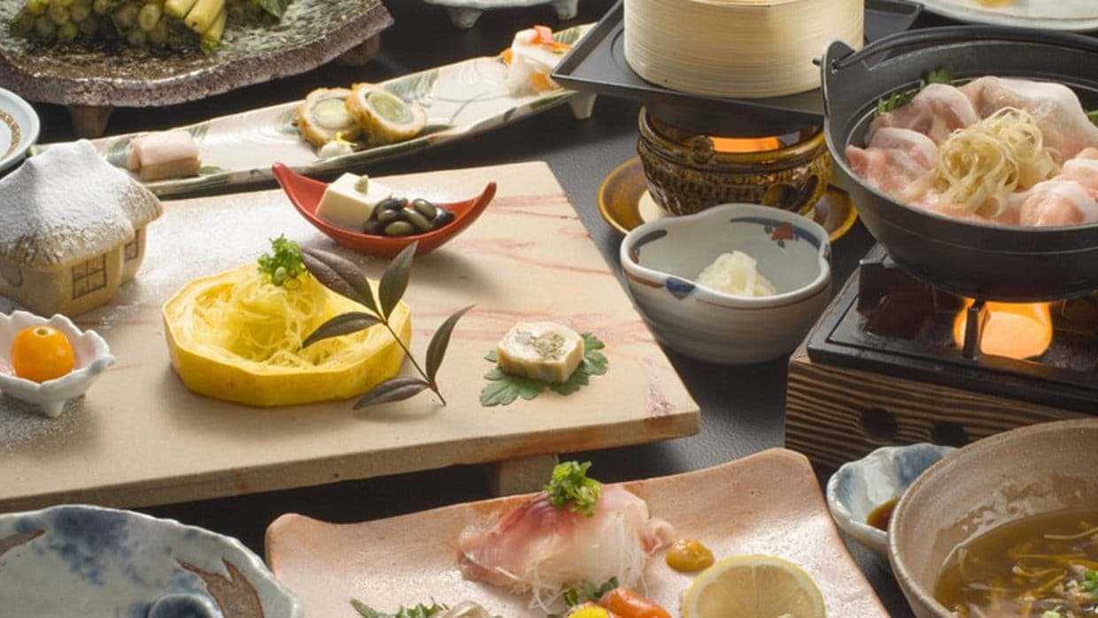 Kaiseki meal service with hot pot and seasonal small plates