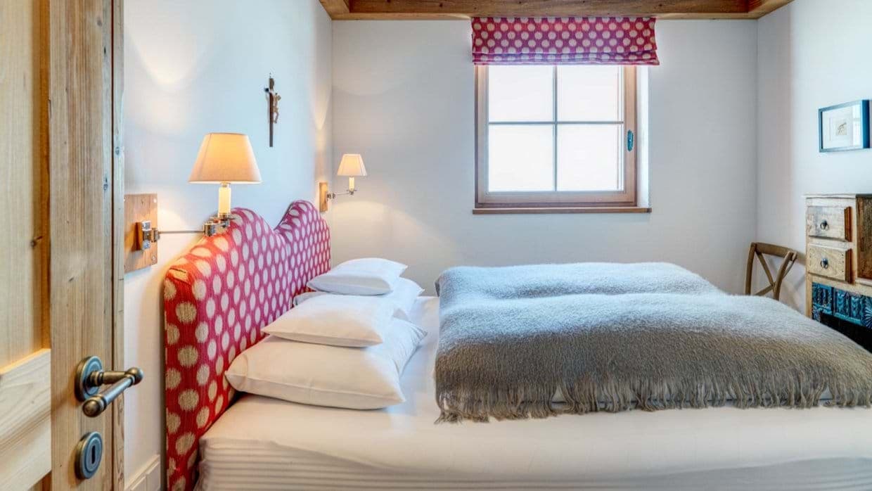 Guest bedroom with two twin mattresses and individual reading lights