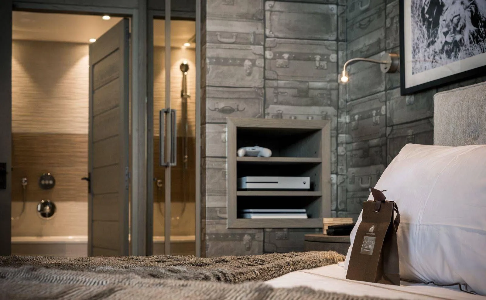 Double bedroom with a television and en-suite access