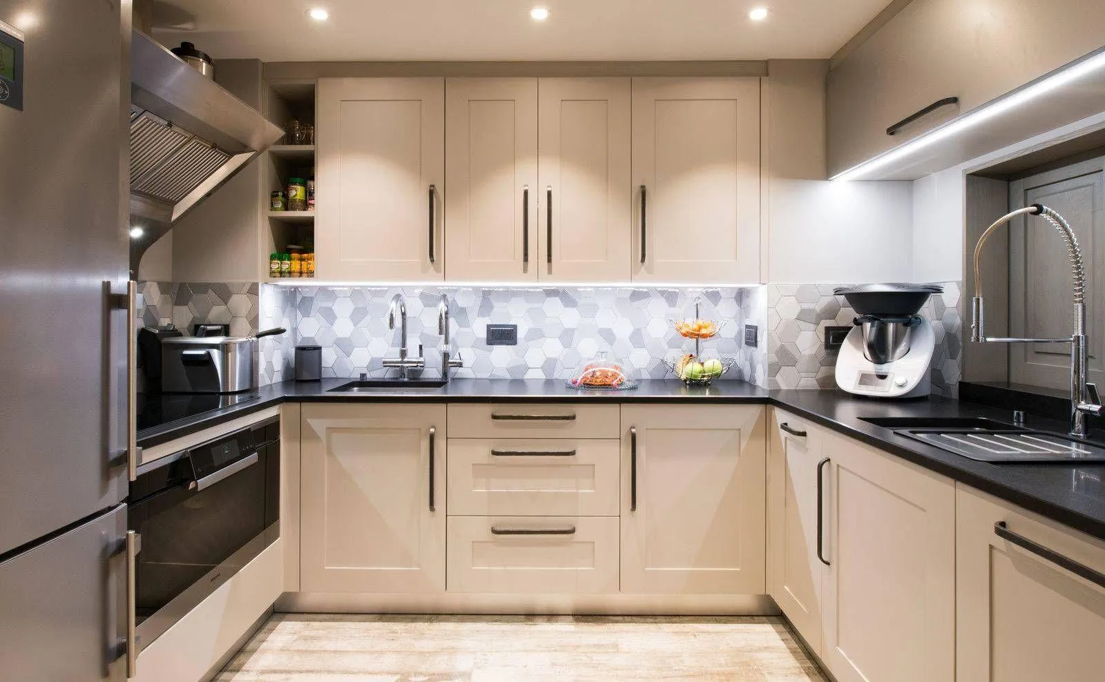 Kitchen with induction hob and integrated appliances