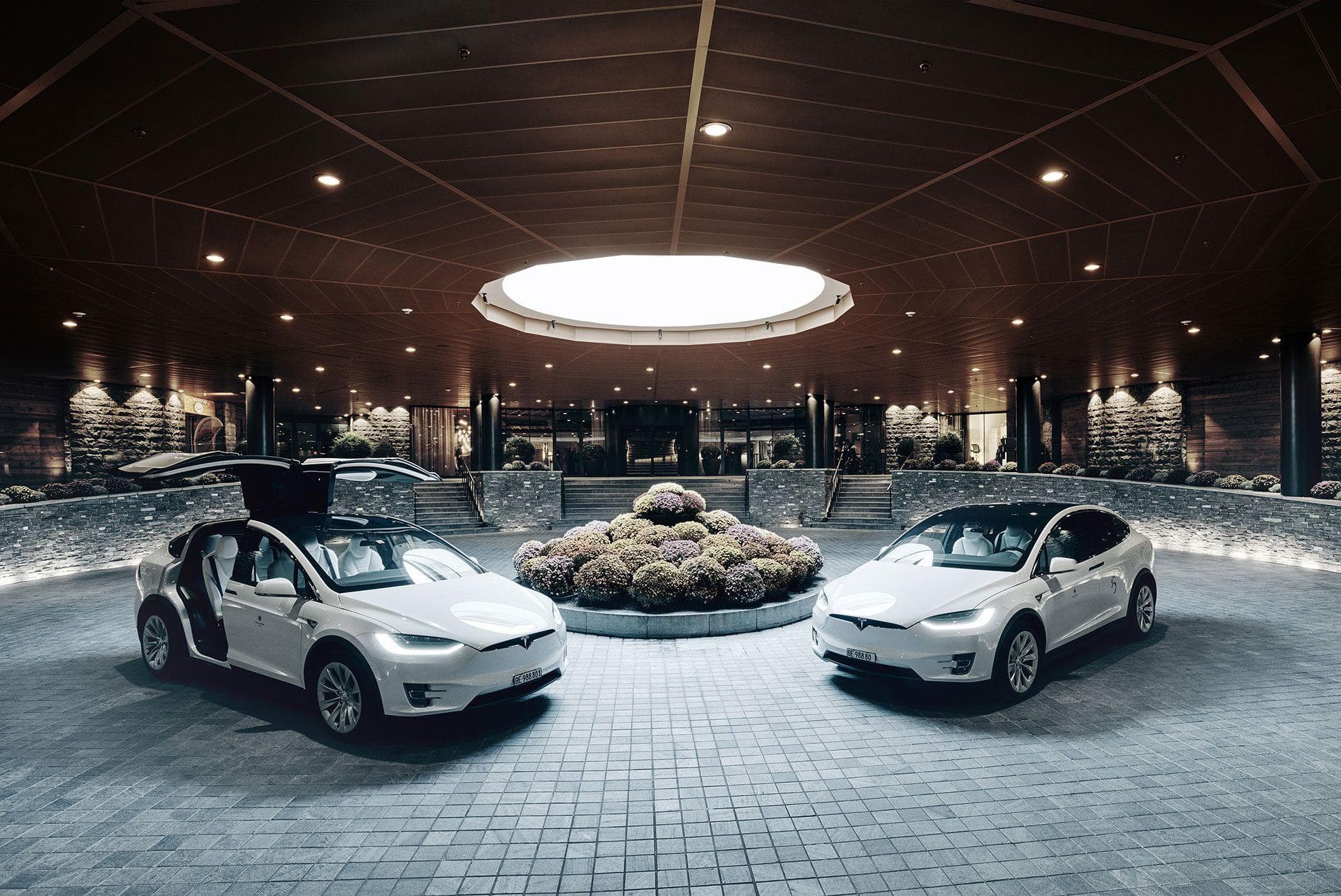 Porte-cochère entrance with valet area and electric vehicle shuttle service
