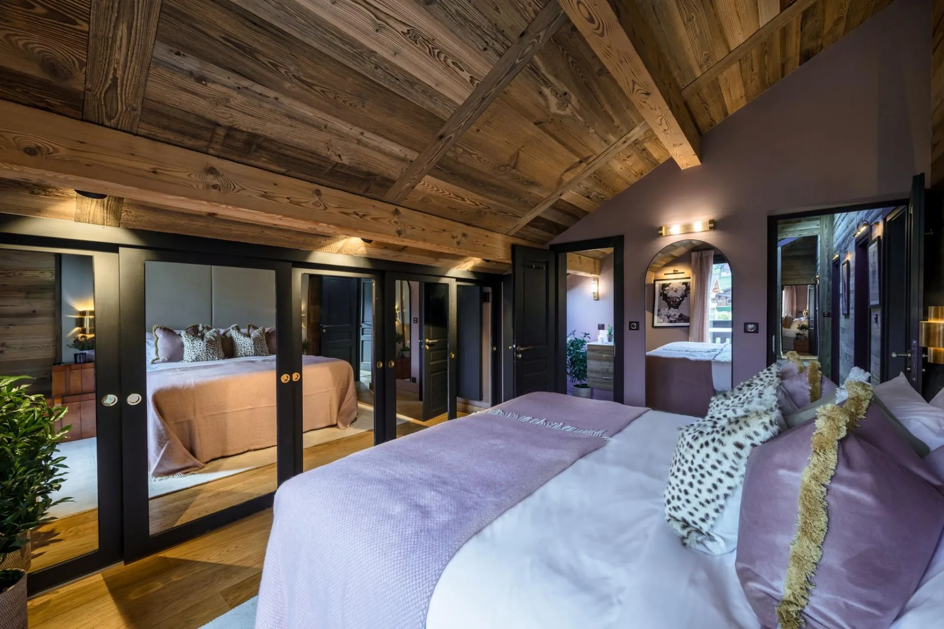 King-or-twin bedroom with mirrored built-in wardrobes