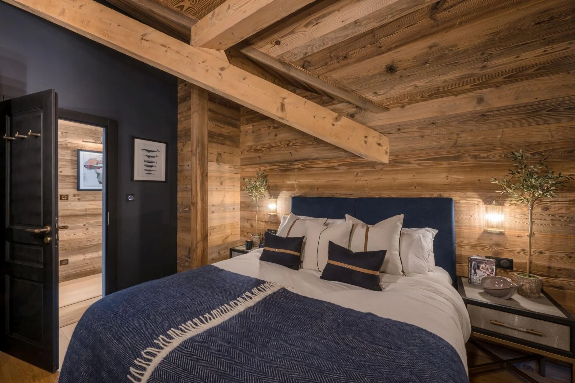 King-or-twin bedroom with en-suite bathroom access