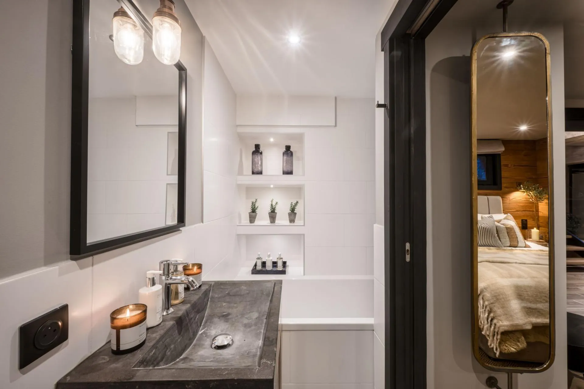 Bathroom with a stone basin and integrated bathtub