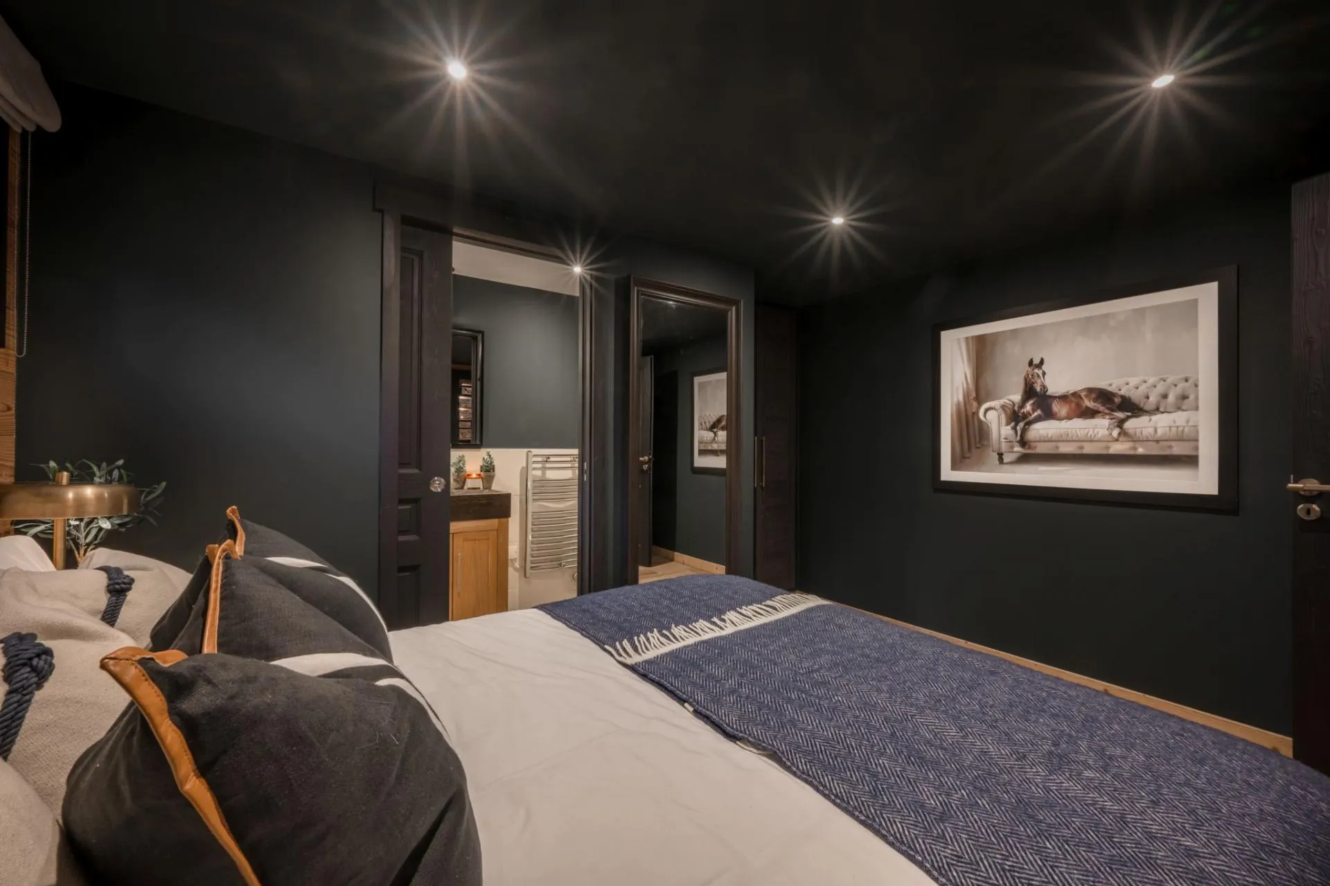 Lower-level king-or-twin bedroom with an en-suite bathroom