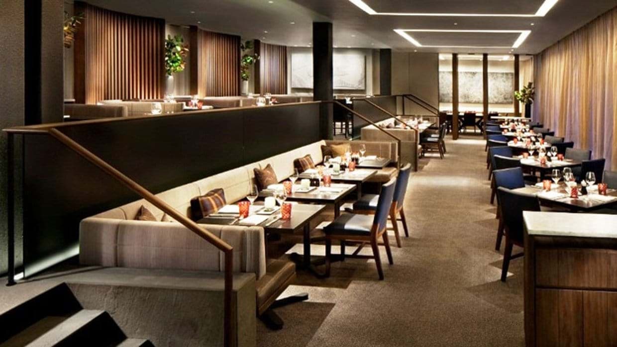 On-site restaurant featuring tiered seating and booth options