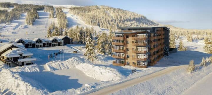 Ski-in/ski-out lodge with direct access to groomed mountain trails