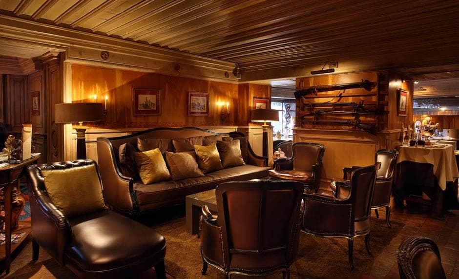 Lounge with leather seating for 8 and antique rifle display