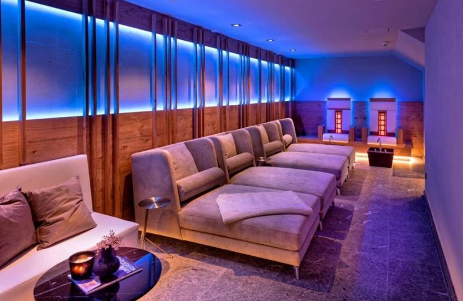 Spa lounge with four chaise lounges and foot-soaking stations