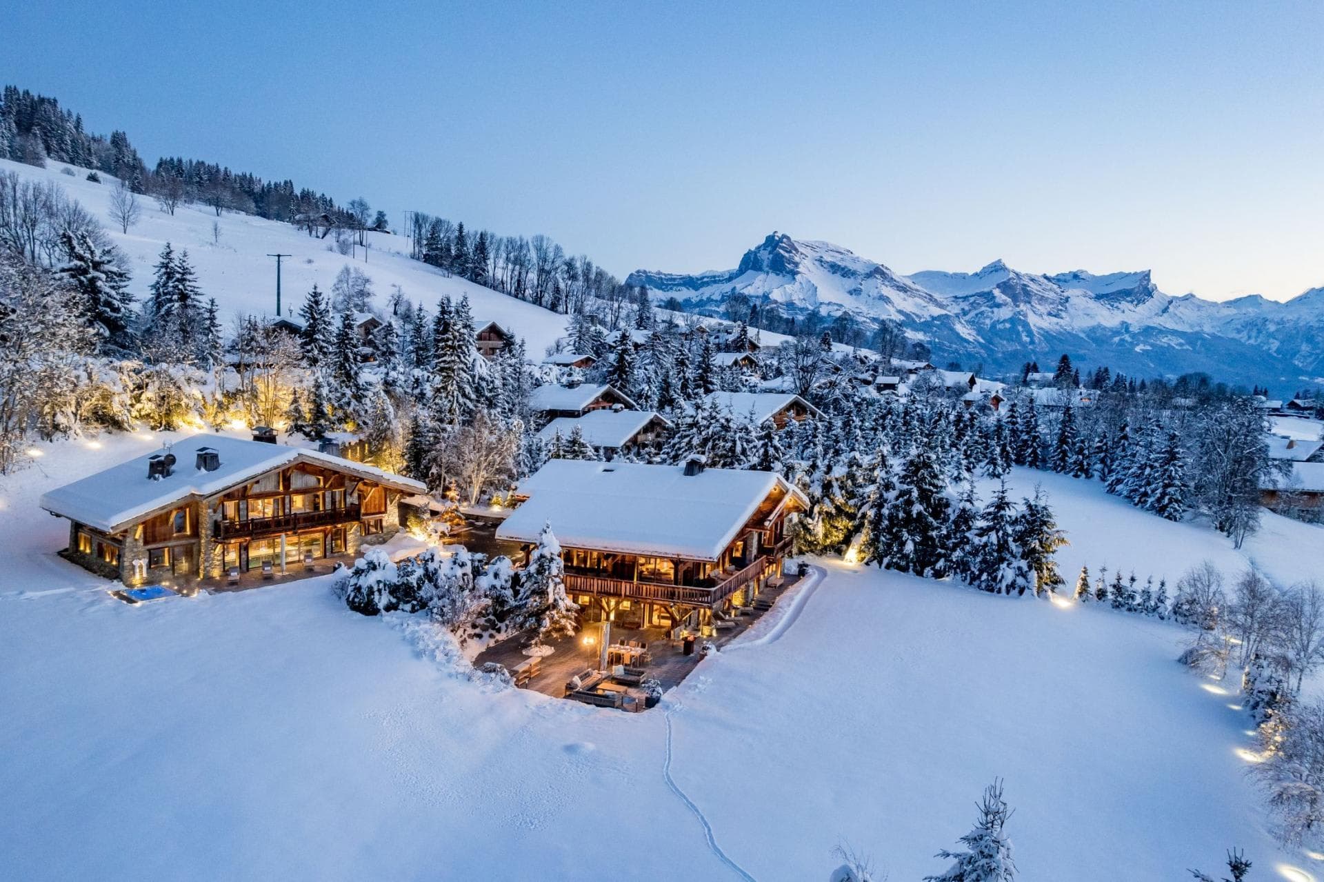 Ski-in/ski-out chalet with heated terrace and mountain views