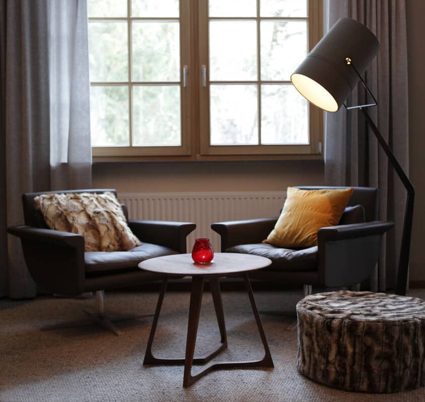 Sitting area with leather armchairs and oversized floor lamp