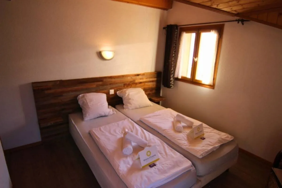 Guest bedroom with two single beds