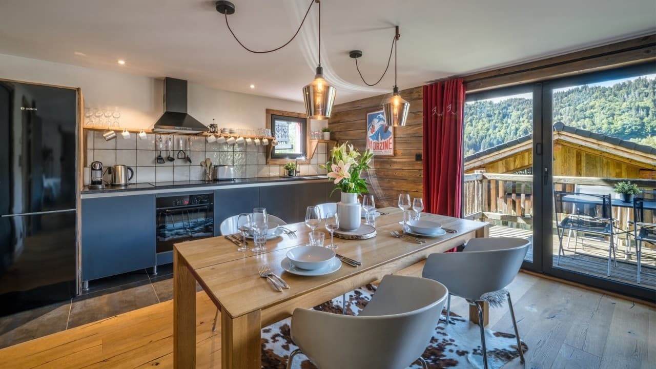 Video tour of the two-bedroom apartment and its living spaces