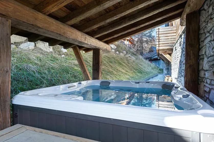Outdoor jacuzzi on the sheltered terrace