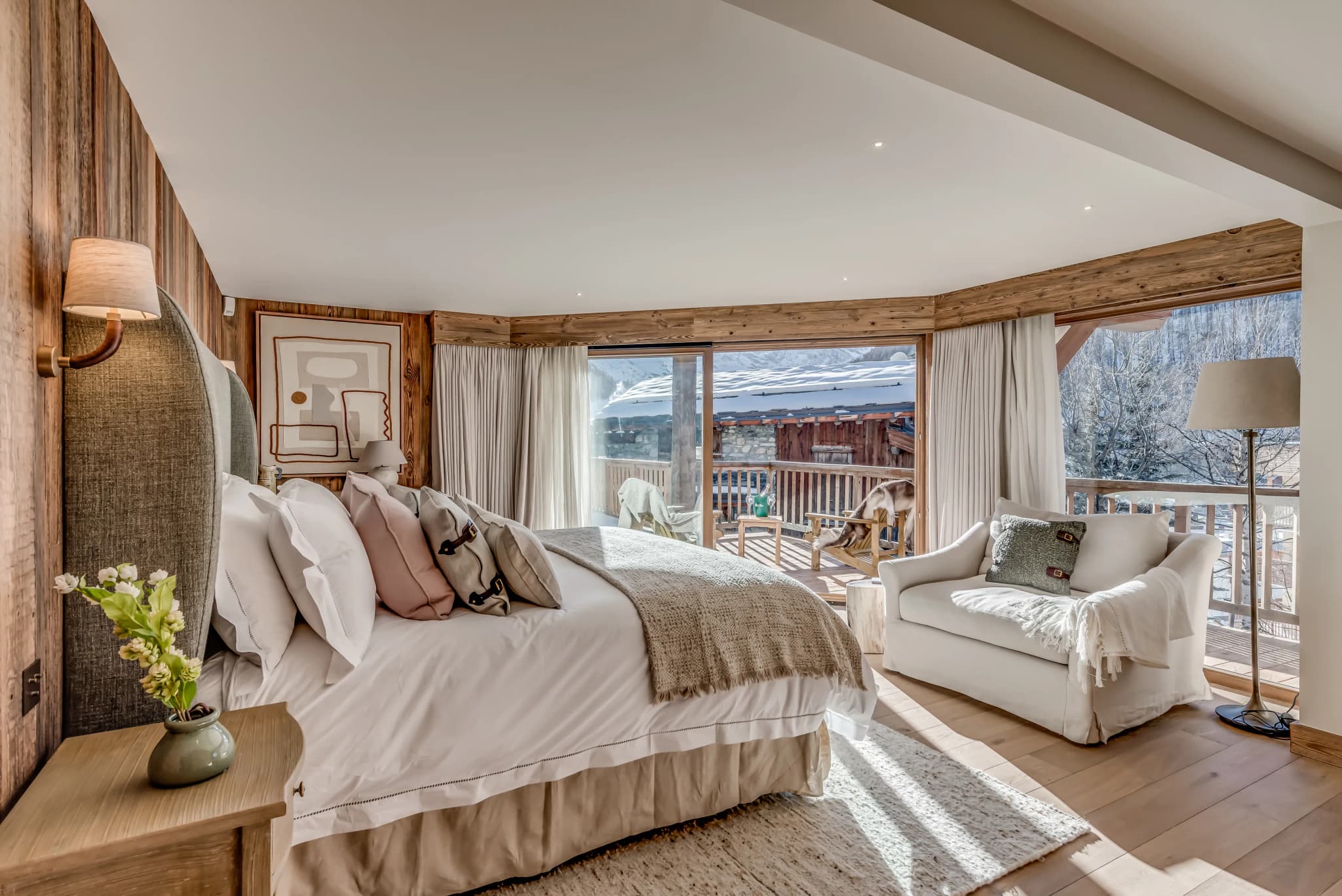 Double bedroom with mountain views and balcony doors