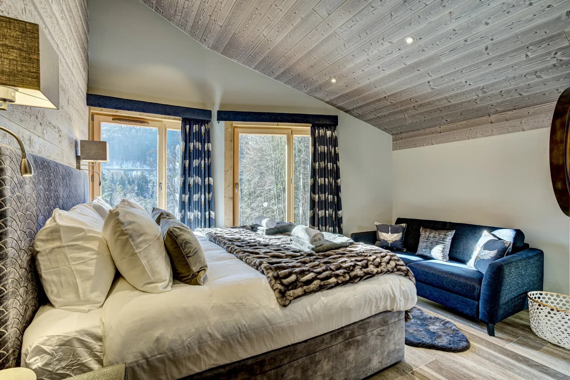 Double bedroom with a sofa and mountain view
