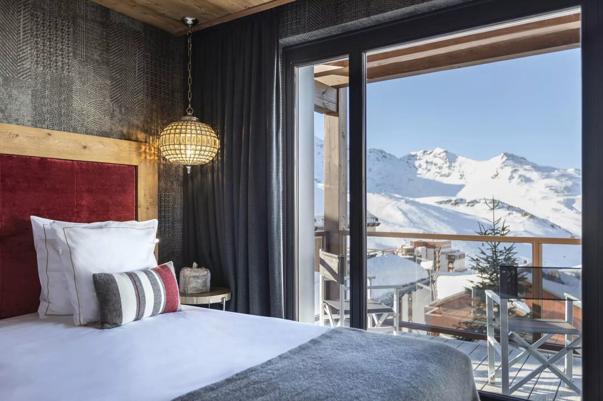 Double bedroom with balcony access and mountain views