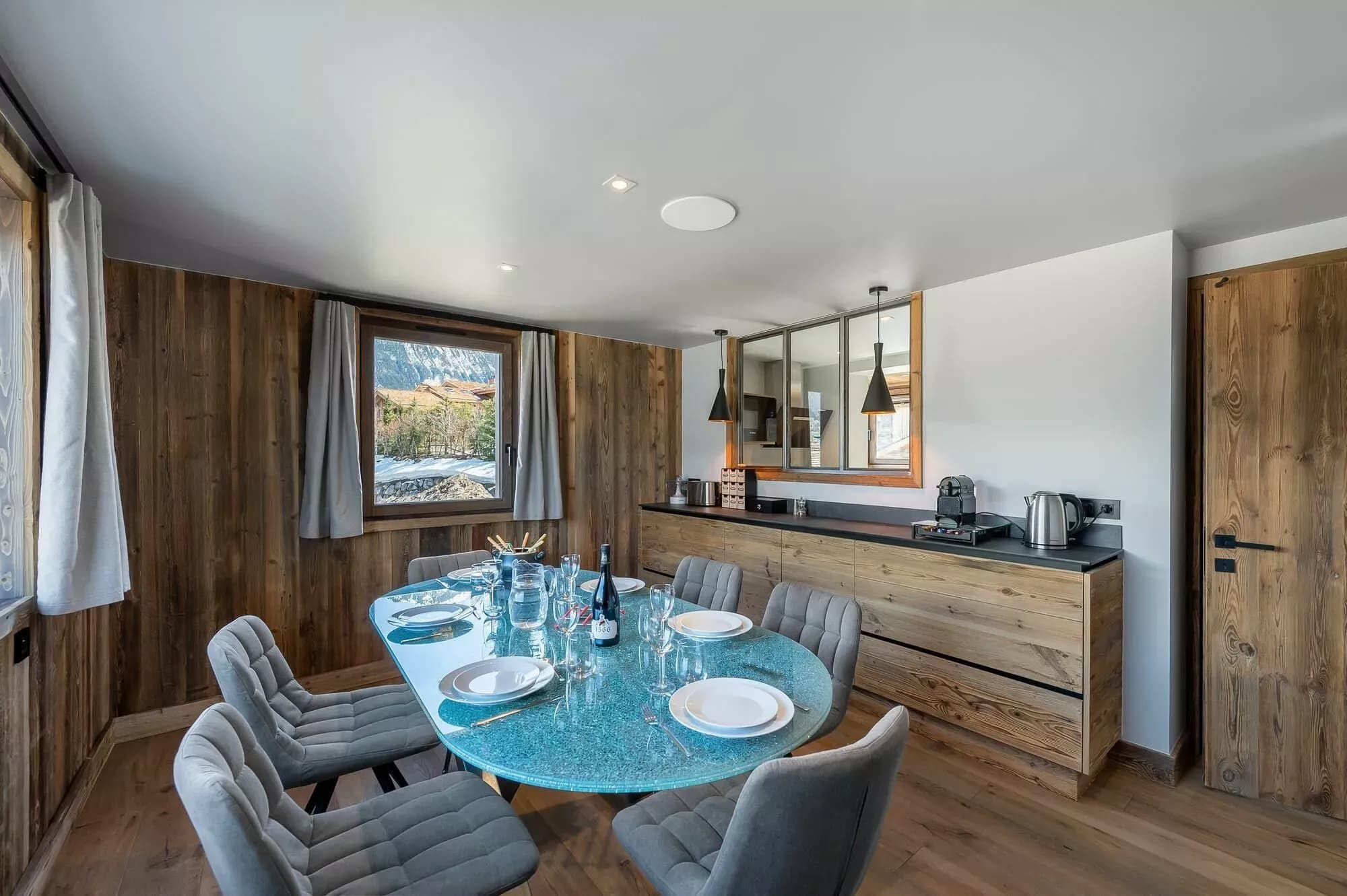 Dining area beside the closed kitchen and drinks counter