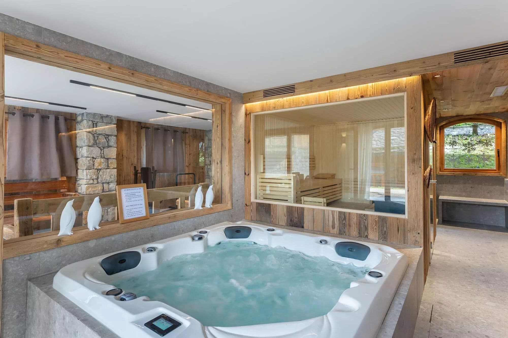 Indoor jacuzzi beside the sauna and hammam