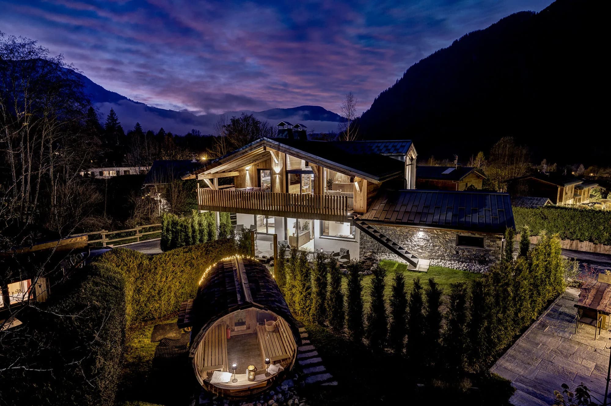 Evening exterior with the garden barrel sauna