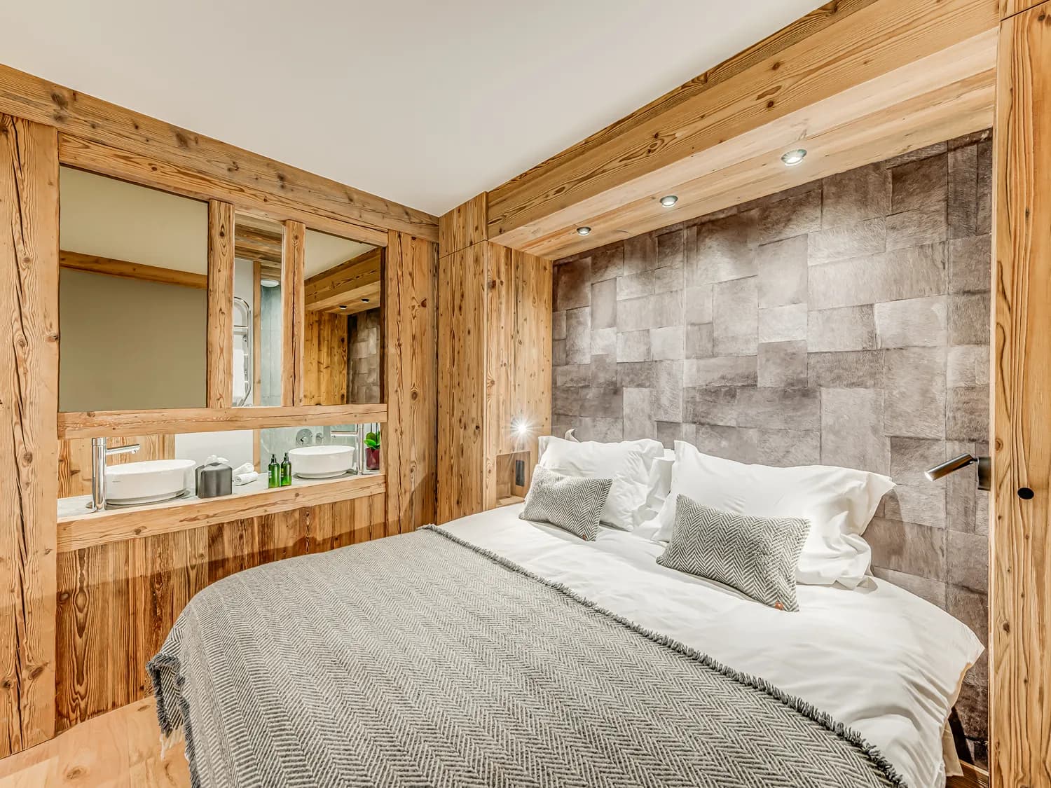 Double bedroom with stone headboard wall