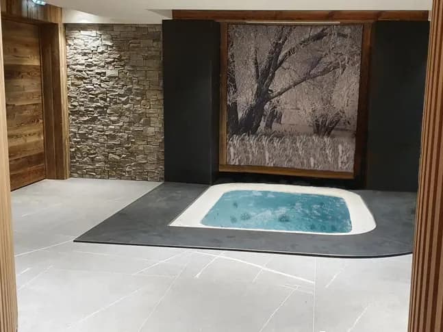 Shared hot tub in the residence