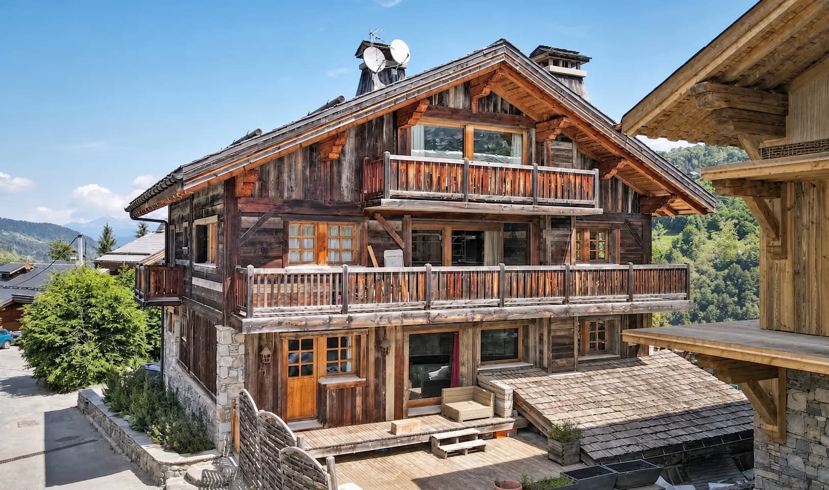 Traditional chalet exterior in Le Raffort