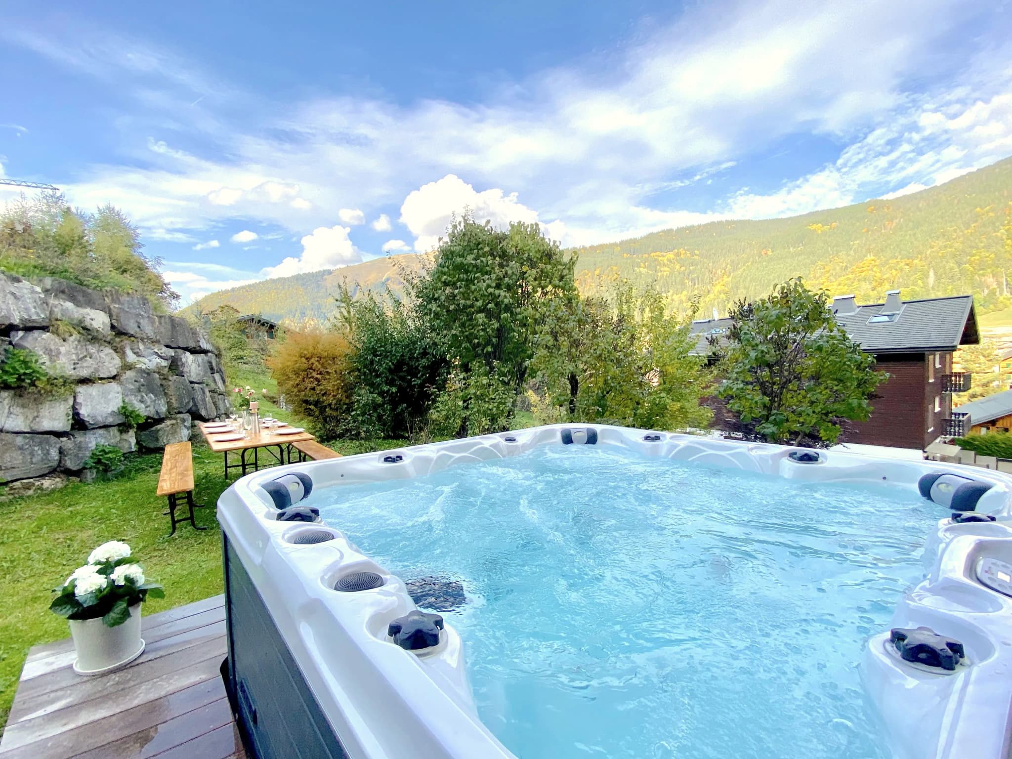 Outdoor hot tub beside the chalet