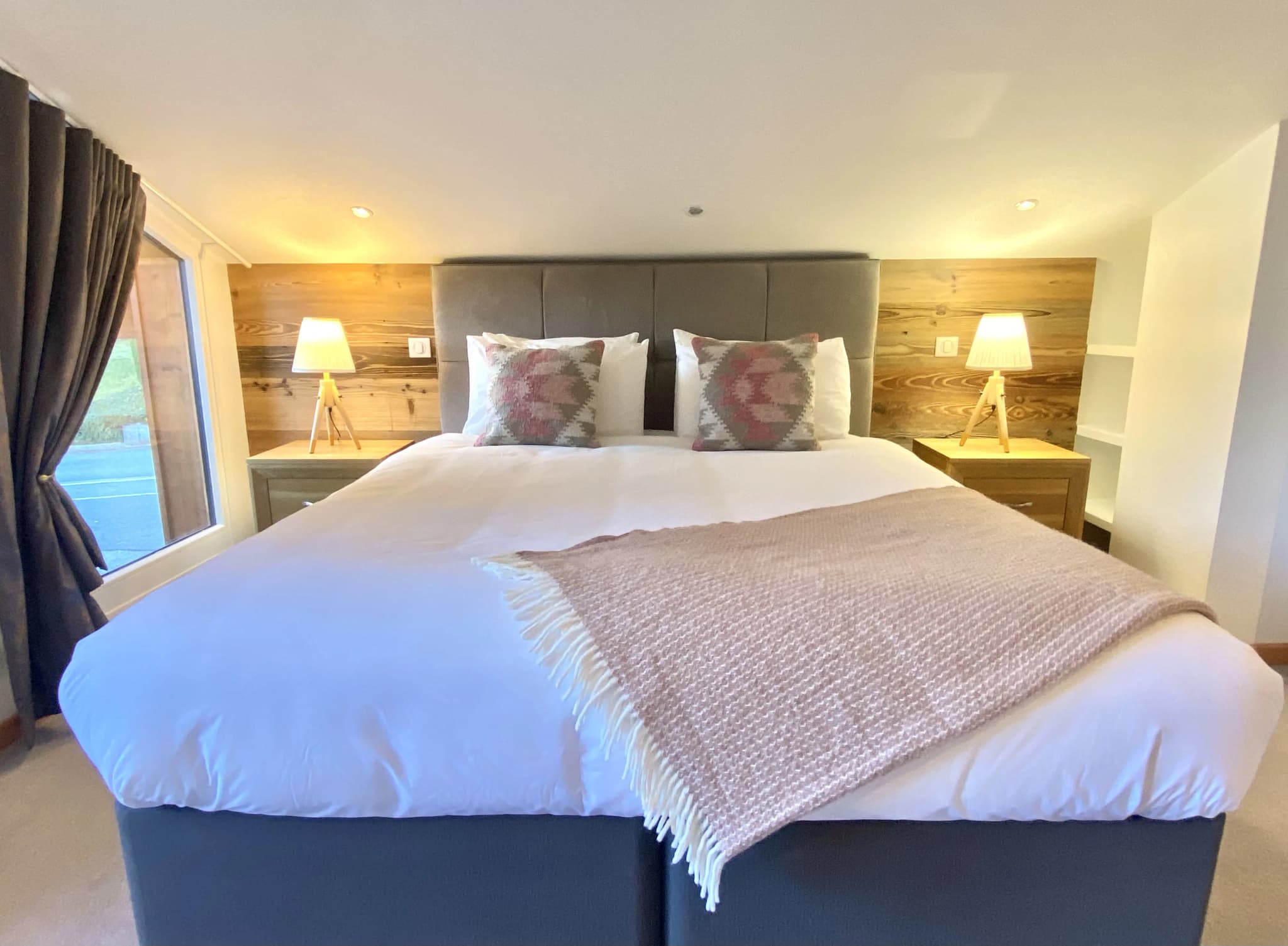 Double bedroom with a timber feature wall