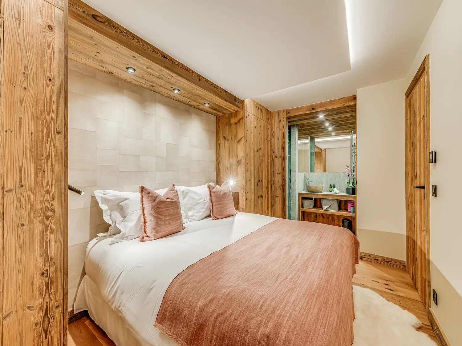 Double bedroom with a padded headboard
