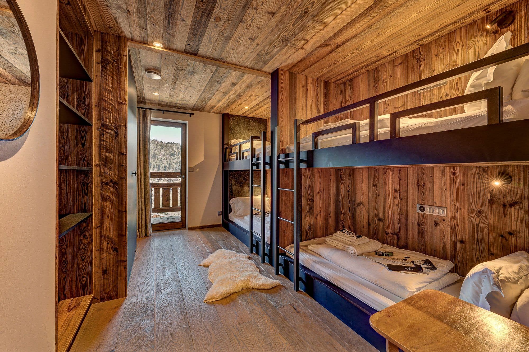 Flexible sleeping for eight