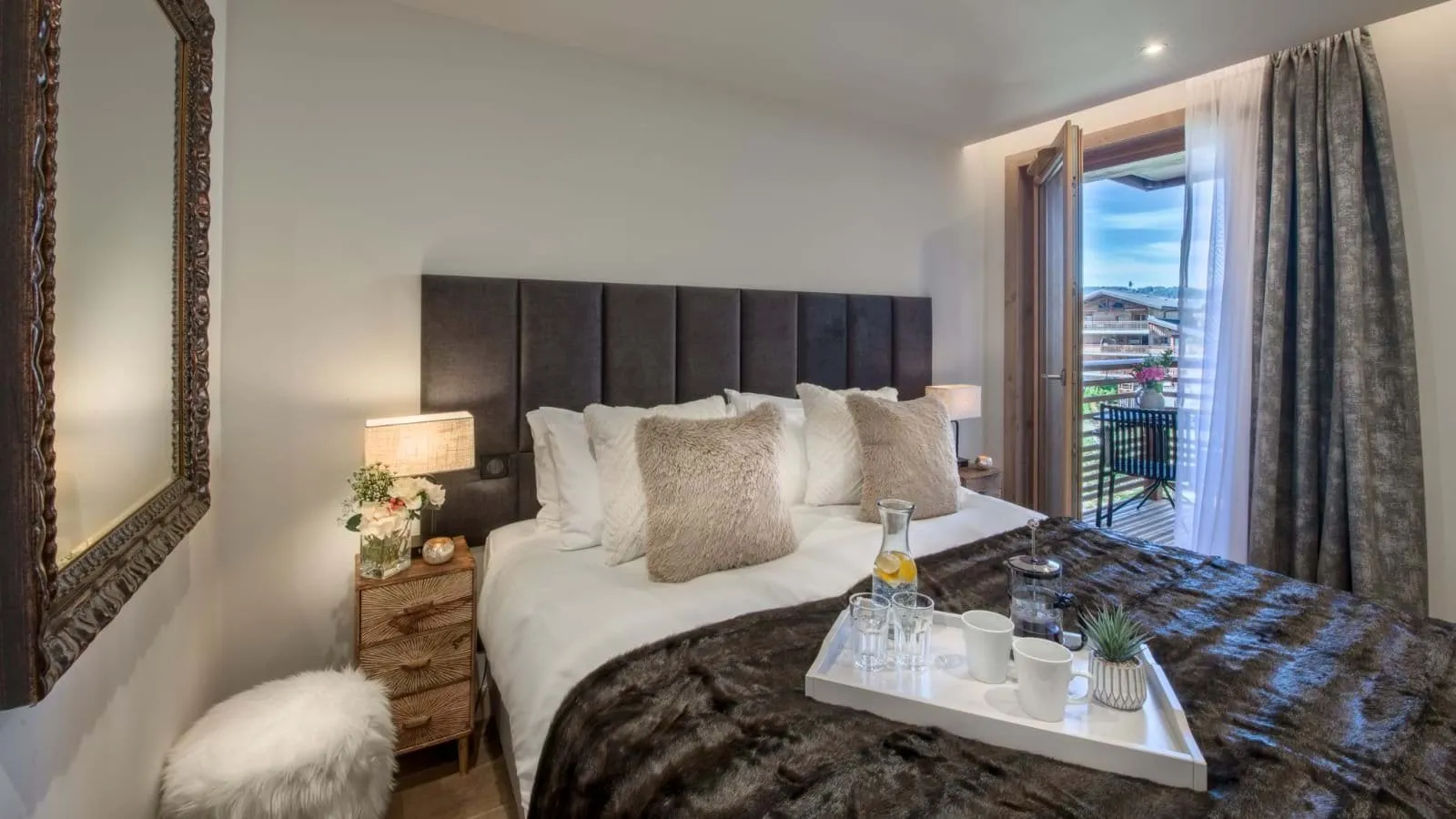 Flexible double or twin bedroom with balcony access