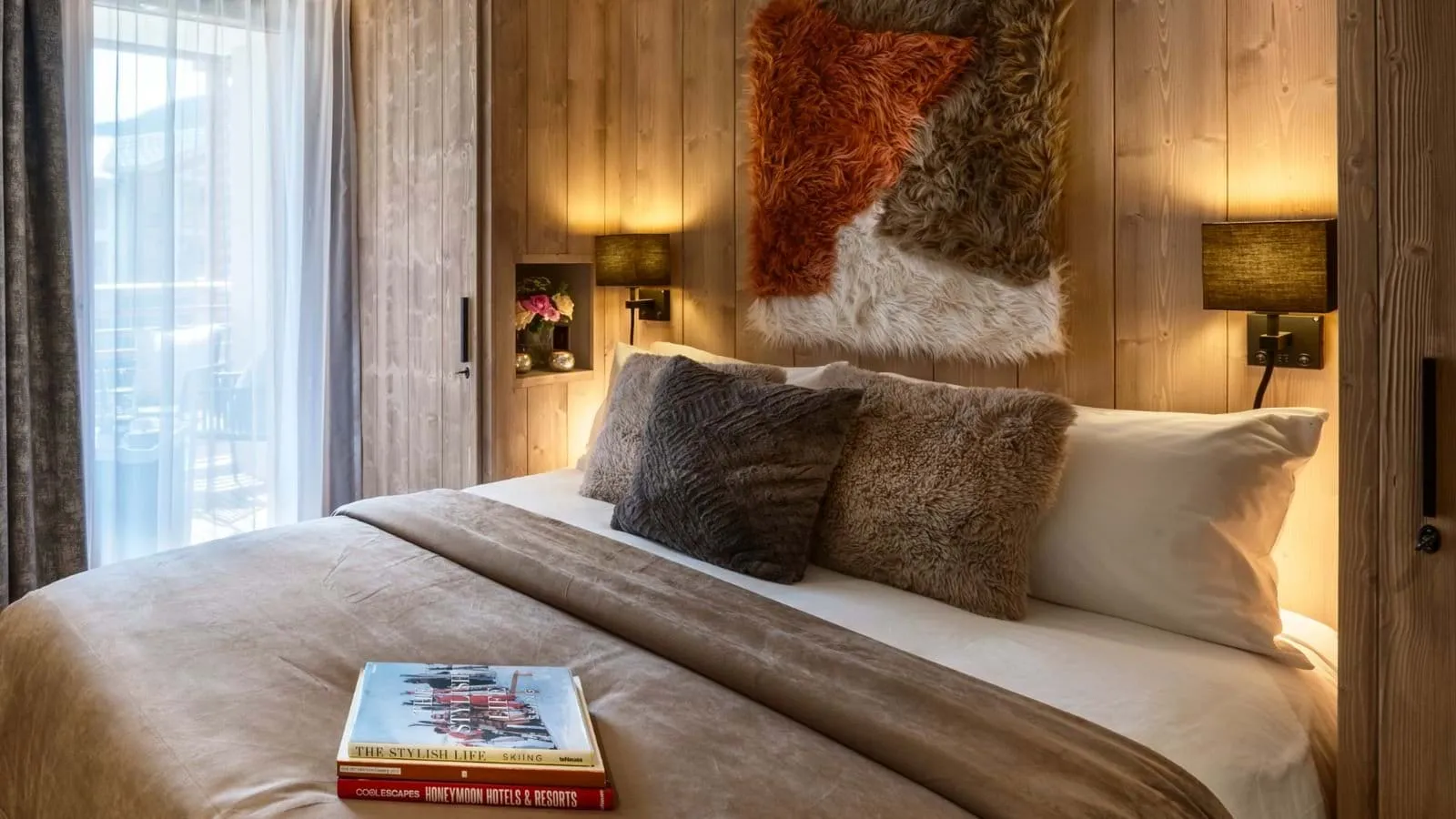 Flexible double or twin bedroom with integrated bedside lights