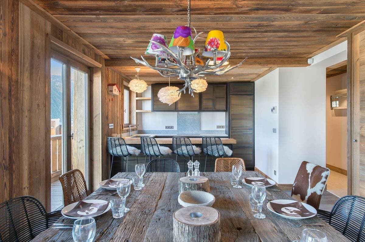 Dining area facing the open kitchen and breakfast bar