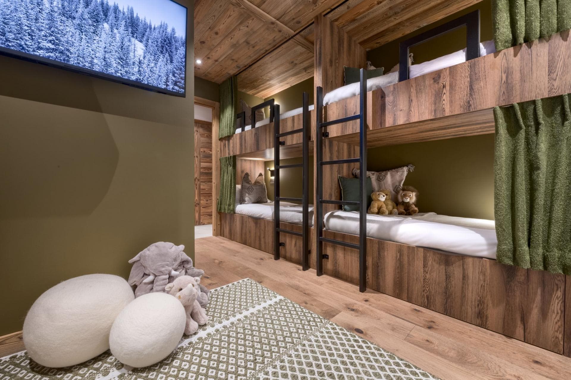 Four-bed bunk room