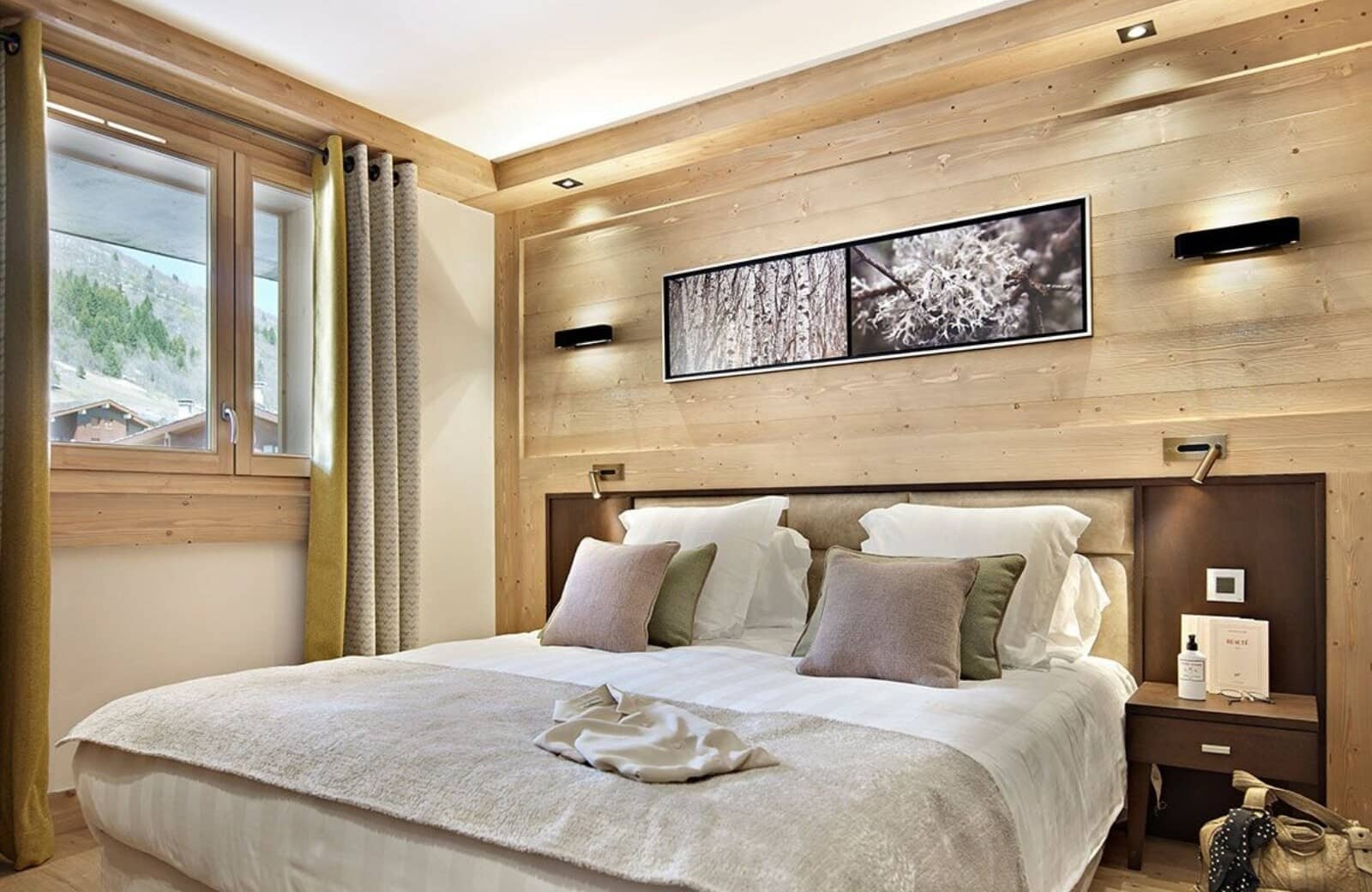 Guest bedroom with king bed and adjustable reading lights