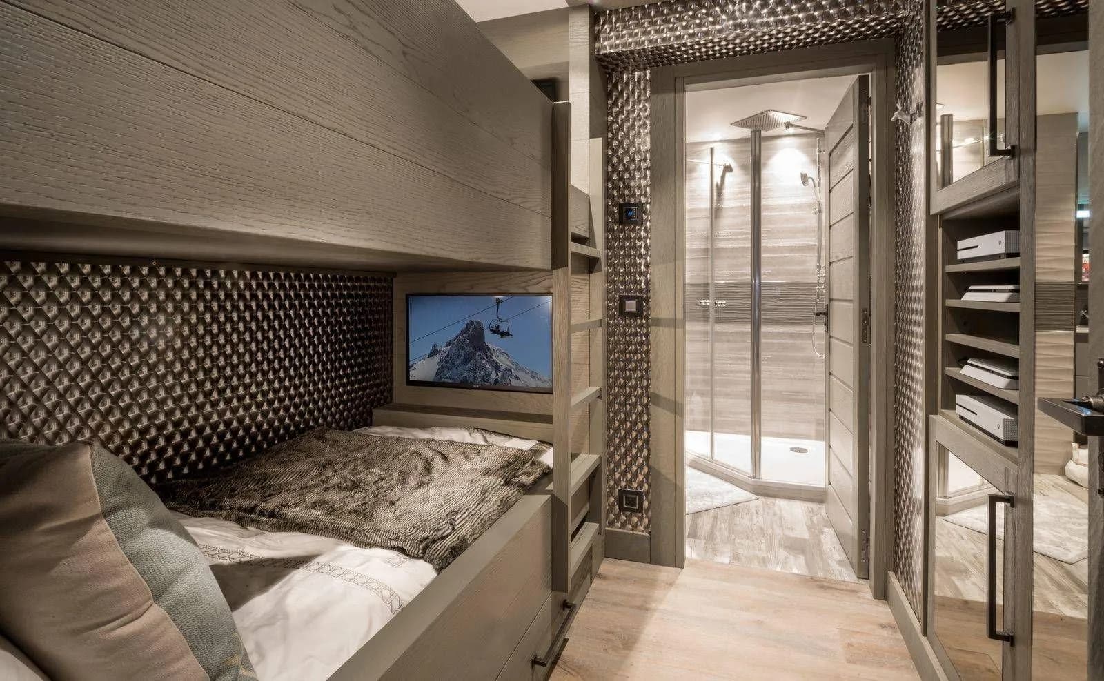 Five en-suite sleeping areas